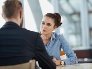 pessoa-analisando-outra