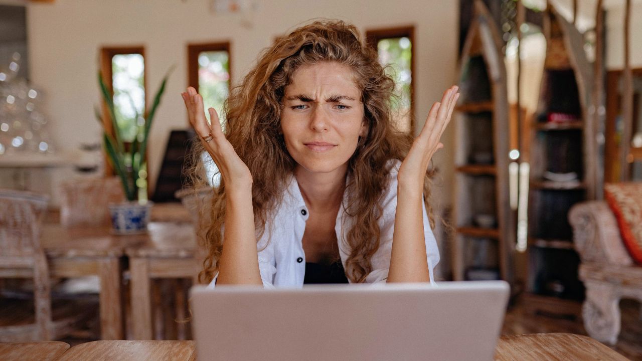 O que fazer com o cliente que sempre atrasa, mas continua comprando?