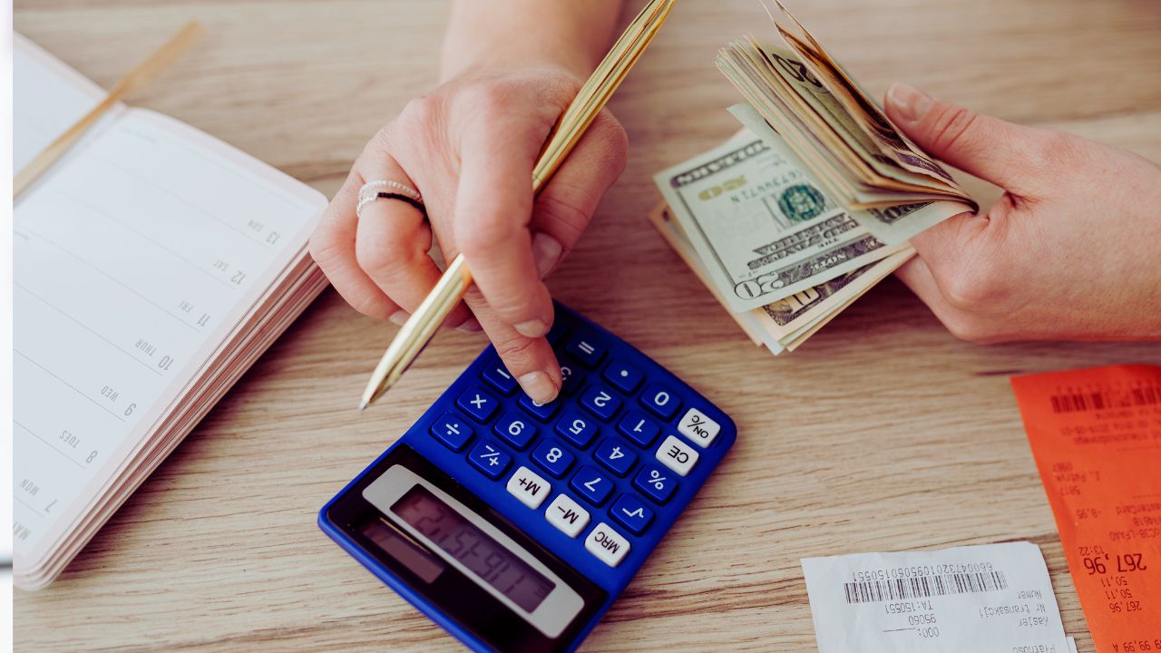 Devo cobrar antes ou depois do pagamento do 13º? Estratégias que funcionam