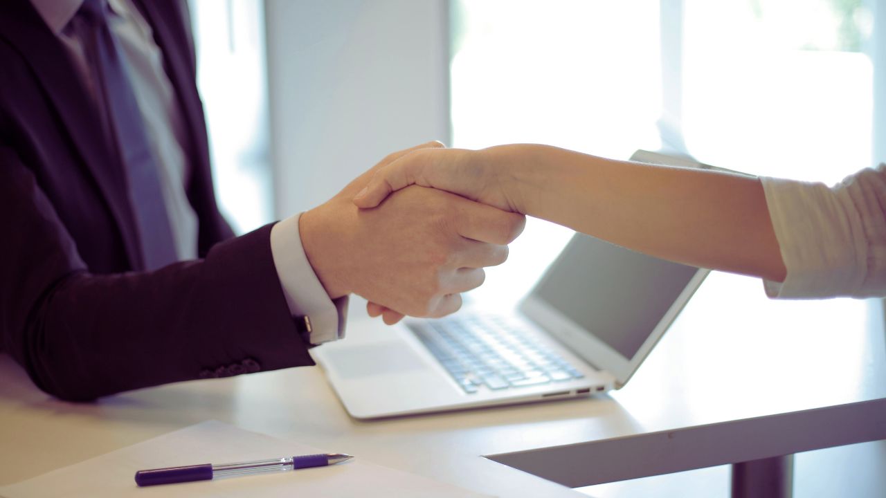 Como cobrar no fim do ano sem prejudicar o relacionamento com o cliente