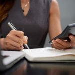 Crédito bancário no Brasil cresce em 2025, mas desacelera no ritmo mensal